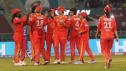 Women's Premier League : गुजरात जायंट्स प्लेऑफ की दौड़ में बरकरार