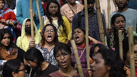 अब बांग्लादेश में महिलाएं क्यों कर रही हैं प्रदर्शन, क्या है इसके पिछे की वजह ?