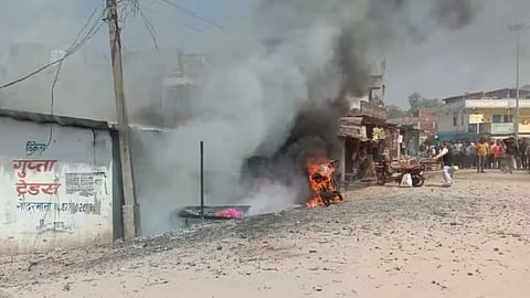 पटाखे की दुकान में लगी आग