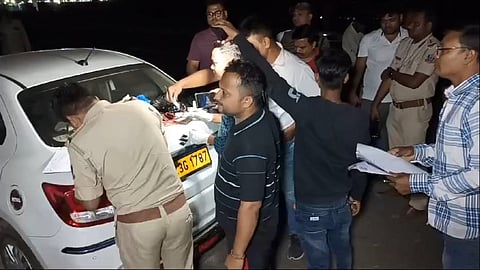 कैब से ट्रॉली निकालते घोला थाना की पुलिस