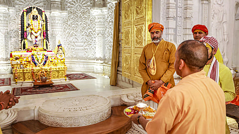 अयोध्या में भगवान श्री राम लला का पूजन करते सीएम योगी आदित्यनाथ