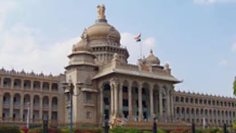 कर्नाटक विधानसभा अध्यक्ष का अनादर, भाजपा के 18 विधायक 6 माह के लिए निलंबित