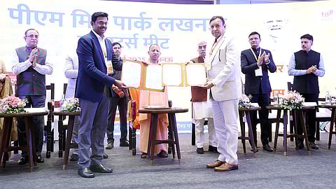 लखनऊ में आयोजित इन्वेस्टर्स मीट कार्यक्रम में शामिल हुए सीएम योगी आदित्यनाथ