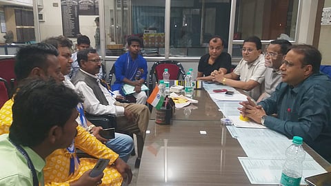 रानीगंज चेंबर के पदाधिकारियों के साथ बैठक करते बाउरी समाज के लोग