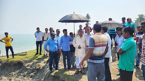 मंत्री बंकिम चंद्र हाजरा नदी कटाव वाले क्षेत्र का परिदर्शन कर लोगों से बातचीत करते हुए