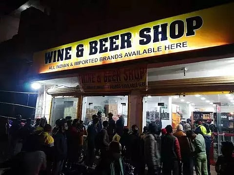 Liquor Shop के बाहर दिखी भारी भीड़, कारण है काफी हटके