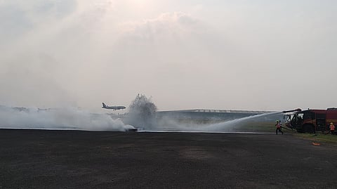 एयरपोर्ट पर मॉक ड्रिल के दौरान का दृष्य