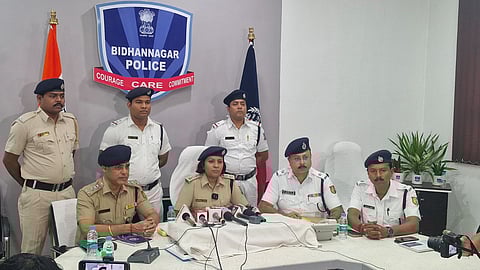 संवाददाताओं को संबोधित करती डीसी एयरपोर्ट ऐश्वर्या सागर