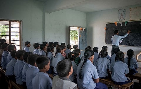 स्कूल में 40 छात्रों ने काटे अपने हाथ, जाने क्या है पूरा मामला