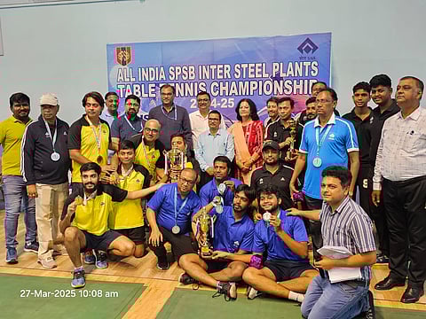 ट्रॉफी के साथ विजेता टीम के खिलाड़ी व सेल के अधिकारी