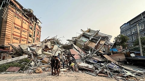 म्यांमार भूकंप: मलबे में दबी लाशों से फैल रही दुर्गंध, महामारी का खतरा बढ़ा