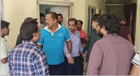 गिरफ्तार अभियुक्त को अपने साथ ले जाते सीबीआई के अधिकारी