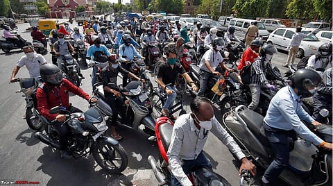 अब हर दोपहिया वाहन के साथ अनिवार्य होगा दो प्रमाणित हेलमेट देना