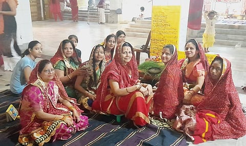 गणगौर की पूजा करती मारवाड़ी समाज की महिलाएं