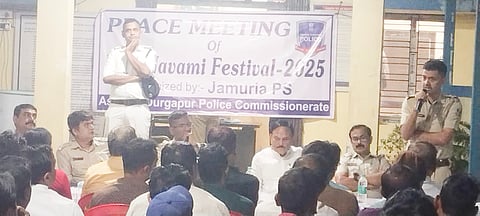 अखाड़ा कमेटियों को जानकारी देते थाना प्रभारी सोमेंद्र नाथ सिंह ठाकूर