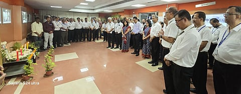 कोलकाता एयरपोर्ट के एटीसी अधिकारी व अन्य अधिकारी शोक जताते हुए