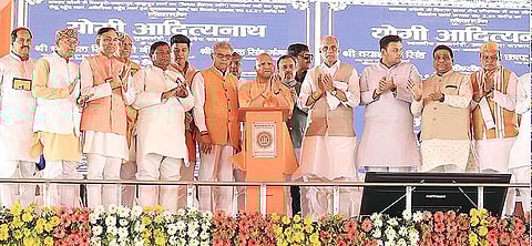 बरेली में एक क्रार्यक्रम के दौरान मुख्यमंत्री योगी आदित्यनाथ एवं अन्य