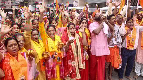 वाराणसी में श्री श्रृंगार गौरी मंदिर में उमड़ी श्रद्धालुओं की भीड़