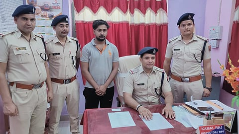 सोनारपुर आरपीएफ पोस्ट के इंस्पेक्टर कमल राज गिरफ्तार बाइकर को दिखाते हुए