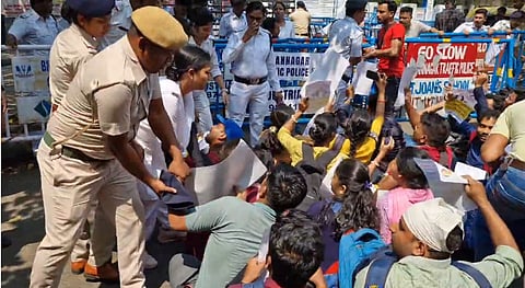 प्रदर्शनकारियों को हटाती पुलिस