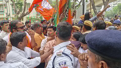 भाजपा कार्यकर्ताओं और पुलिस के बीच झड़प की तस्वीर