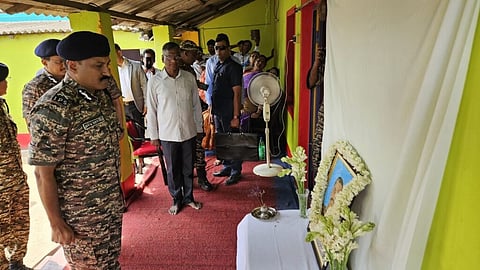 सीआरपीएफ के महानिदेशक ने शहीद सुनील कुमार मंडल के परिजनों से की मुलाकात