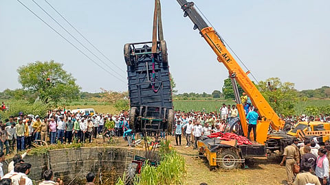 ट्रैक्टर ट्रॉली को बाहर निकलवाते प्रशासनिक अधिकारी
