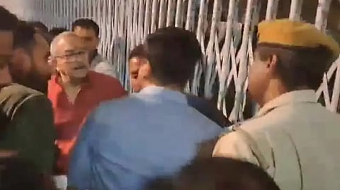 धौलपुर के जिला कलेक्टर से धक्का-मुक्की