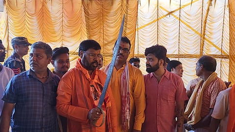 हाथ में तलवार लिये विधायक लखन घोरुई