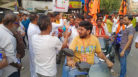 मुस्लिम समुदाय द्वारा पिलाया जा रहा पानी