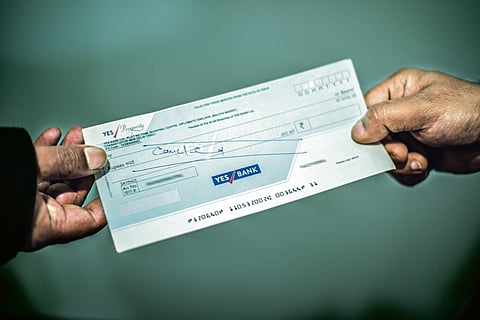 पोस्ता के सरकारी बैंक से चेक चोरी कर व्यवसायी को लगाया 14 लाख का चूना