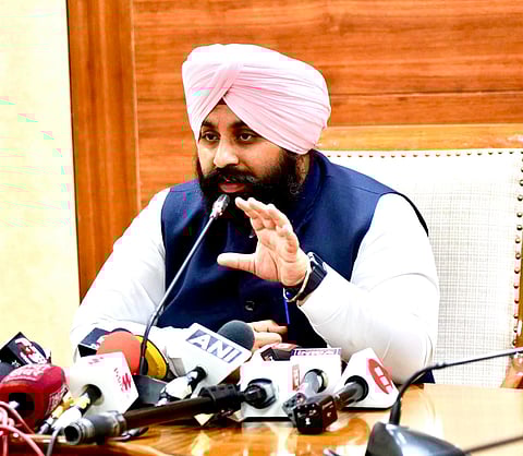 पंजाब के स्कूल शिक्षा मंत्री हरजोत सिंह बैंस पंजाब भवन में प्रेस कॉन्फ्रेंस के दौरान