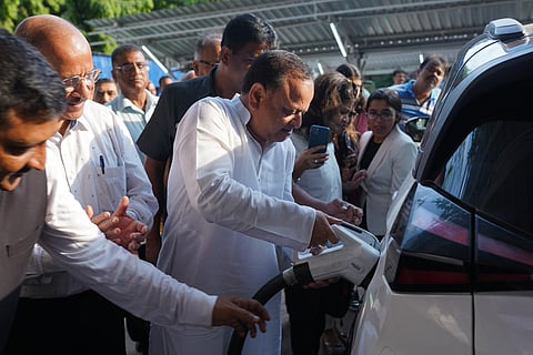 मो. गुलाम रब्बानी ईवी चार्जिंग स्टेशन का उद्घाटन करते हुए