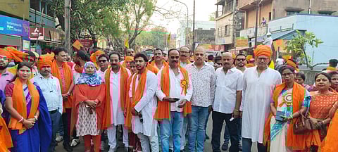 शोभायात्रा में शामिल विभिन्न समाज के लोग