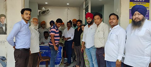 स्वास्थ्य जांच करवाते लोग