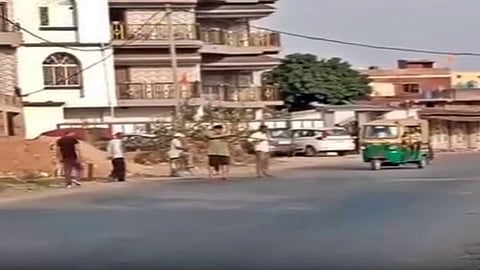 कुत्ते को गोली मारते हुए शख्स