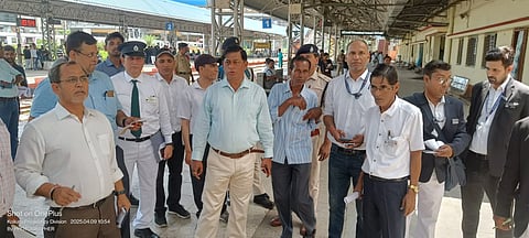 टिकट जांच अभियान के दौरान ली गयी तस्वीर