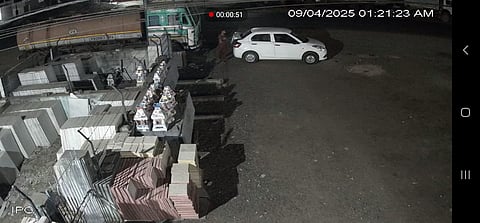 cctv me kaid truc se baitary chori karte