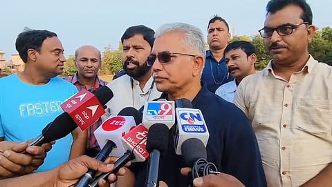 patrkaro se bat karta dilip ghosh