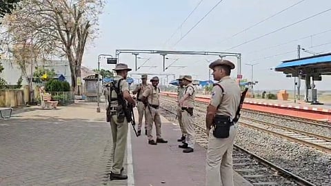 स्टेशन परिसर में मुस्तैद आरपीएसएफ के जवान