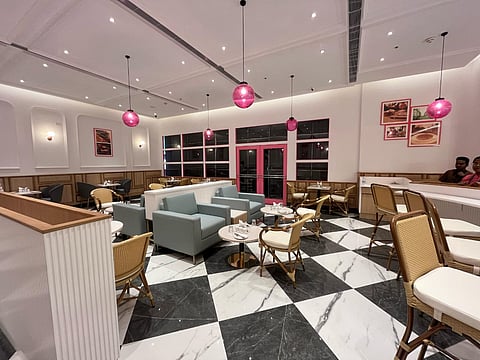 आलीशान लाउंड