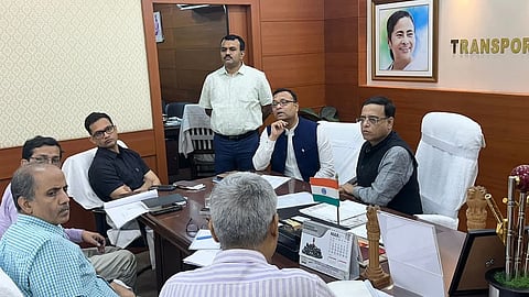 बैठक में उपस्थित परिवहन मंत्री स्नेहाशीष चक्रवर्ती एवं परिवहन विभाग के प्रधान सचिव डॉ. सौमित्र मोहन