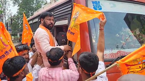 bus me bhagwa jhanda bandhate vidhayak lakhan ghuroi