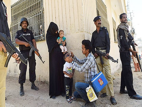 पाक में अज्ञात बंदूकधारियों ने पोलियो का टीका लगाने वाले दो कर्मियों का किया अपहरण