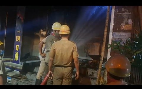 दमकल विभाग के कर्मी आग को बुझाते हुए