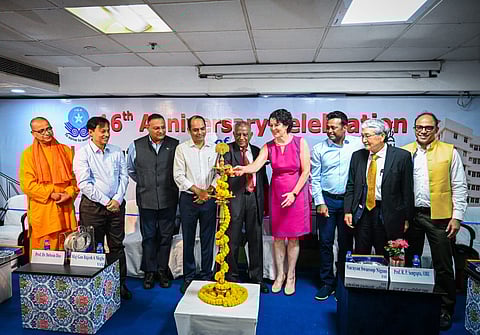 इंस्टीट्यूट ऑफ न्यूरोसाइंसेज के 16वें स्थापना दिवस के अवसर पर आयोजित कार्यक्रम में उपस्थित प्रो. रॉबिन सेनगुप्ता, नारायण स्वरूप निगम, कैथी जिला डायस, लिएंडर पेस, प्रो. ऋषिकेश कुमार प्रो. देवाशीष दास एवं अन्य