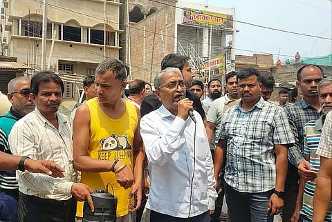 माइक लेकर लोगों को संबोधित करते तृणमूल सांसद खलीलुर रहमान