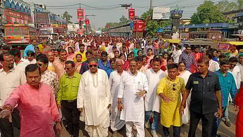 वन नाट्य प्रभात फेरी में मंत्री मलय घटक व अन्य