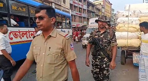 शांति और सुरक्षा के लिए हावड़ा में गश्त लगाते जवान