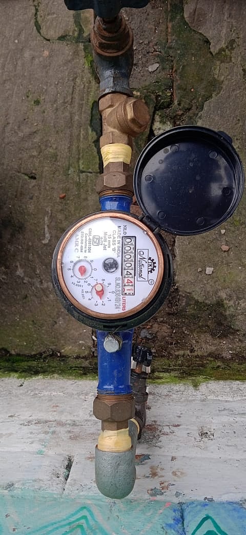 बजबज पालिका की ओर से लगाए जा रहे पानी के मीटर की तस्वीर